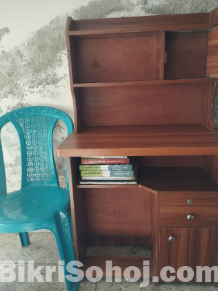 পড়ার টেবিল ও একটি চেয়ার